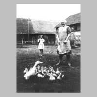 107-0033 Frau Wenzel, Toelteninken, mit ihren Enten und der Tochter Marlene.jpg